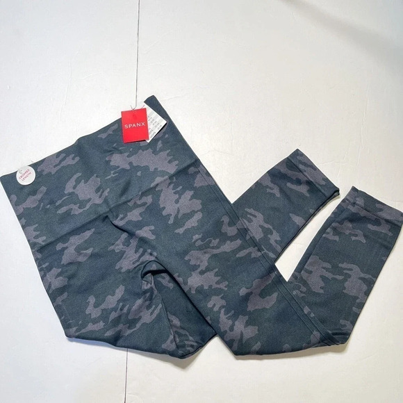Spanx New $68 Look At Me Now Cropped Seamless Leggings Medium Black Camo - Picture 2 of 7
